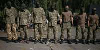 Soldados ucranianos fazem treino no reduto separatista de Slaviansk  Foto: Gleb Garanich  / Reuters