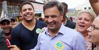 <p>Aécio Neves ao lado do ex-jogador Ronaldo em Carapicuíba, na Grande São Paulo</p>  Foto: Marcos Fernandes / Divulgação