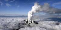 <p>Segundo maio vulcão japonês entrou em erupção no final de semana deixando mortos e feridos</p>  Foto: Reuters