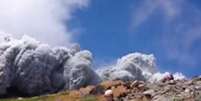 <p>Monte Ontake, localizado a cerca de 100 km de Nagoia, no Japão, entrou em erupção neste sábado; ao menos 30 pessoas ficaram feridas</p>  Foto: Reprodução