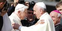 <p>Bento XVI cumprimenta o Papa Francisco em evento&nbsp;dedicado aos idosos na Pra&ccedil;a S&atilde;o Pedro</p>  Foto: Tony Gentile / Reuters