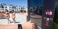<p>Smartband sendo usada no Hard Rock Hotel Ibiza; pulseira inteligente consegue pagar no hotel no lugar de cartões</p>  Foto: Assessoria / Divulgação