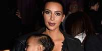 <p>Kim Kardashian usou vestido preto transparente, assim como a filha North</p>  Foto: Getty Images 