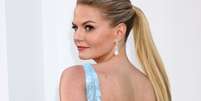 Jennifer Morrison apostou em um penteado clássico que as brasileiras adoram. Ele é alto na parte superior da frente com um pouquinho de volume, mais flat e penteado dos lados e preso na altura do meio da cabeça. Dá para ser usado em ocasiões chiques   Foto:  Helga Esteb/Shutterstock