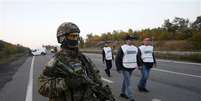 Soldado ucraniano durante troca de prisioneiros feita perto da cidade de Donetsk neste domingo  Foto: AP