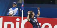 David Luiz comemora depois de abrir o placar de PSG x Barcelona  Foto: Michel Euler / AP