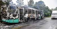 <p>Um ônibus da empresa Insular foi incendiado em Tapera por volta das 7:30 da manhã desta terça-feira, 30 de setembro</p>  Foto: Eduardo Valente / FramePhoto
