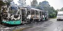 <p>Um &ocirc;nibus da empresa Insular foi incendiado em Tapera por volta das&nbsp;7:30 da manh&atilde; desta ter&ccedil;a-feira, 30 de setembro</p>  Foto: Eduardo Valente / FramePhoto