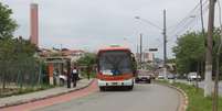 <p>Ônibus para distante da calçada por causa da ciclovia</p>  Foto: Eduardo Campos / vc repórter