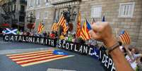 Separatistas catalães fazem ato em apoio à independência da Escócia na praça Sant Jaume, em Barcelona. 17/9/2014  Foto: stringer / Reuters