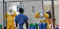 Trabalhadores dos Médicos Sem Fronteiras em instalação para tratamento de vítimas de Ebola em Monróvia. 29/09/2014  Foto: James Giahyue / Reuters