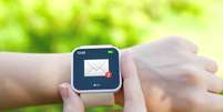 <p>Relógios digitais permitem que você receba notificações de e-mail, mensagens e redes sociais no pulso</p>  Foto: iStock