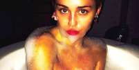 <p>Cantora postou foto em que aparece tomando banho, coberta de espuma</p>  Foto: @mileycyrus/Instagram / Reprodução