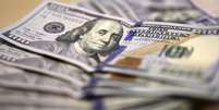 <p>Ritmo acelerado de alta do dólar tem preocupado os agentes econômicos</p>  Foto: Siphiwe Sibeko / Reuters