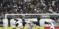 Guerrero viu a bola bater em três traves antes de entrar  Foto: Reginaldo Castro / Gazeta Press