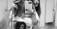 <p>Chão aparece torto na selfie da atriz no espelho</p>  Foto: Instagram/ @flaviaalereal / Reprodução