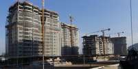 <p>Prédios de apartamentos em construção no Rio de Janeiro, cidade que tem o metro quadrado mais caro (R$ 10.830) entre as que compõem o índice</p>  Foto: Ricardo Moraes / Reuters