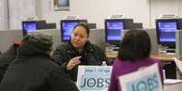 <p>Pessoas buscam trabalho em centro de empregos em San Francisco, na Califórnia</p>  Foto: Robert Galbraith / Reuters