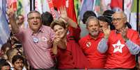 <p>Durante o trajeto, eleitores gritaram "É Dilma lá. Padilha aqui. E no Senado Eduardo Suplicy"</p>  Foto: Gabriela Biló / Futura Press
