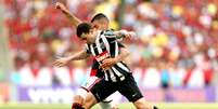 <p>Lateral chileno terminou ano no banco do Santos</p>  Foto: Matthew Stockman / Getty Images 