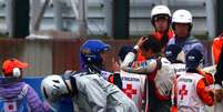 <p>Bianchi é atendido na pista após acidente no GP de Suzuka</p>  Foto: Clive Mason / Getty Images 