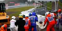O franc&ecirc;s Jules Bianchi sofreu um grave acidente durante a disputa do Grande Pr&ecirc;mio do Jap&atilde;o. O piloto da Marussia colidiu com um trator e foi levado inconsciente para um hospital pr&oacute;ximo ao Circuito de Suzuka  Foto: Clive Mason / Getty Images 