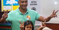 <p>Romário votou ao lado da filha Ivy</p>  Foto: Facebook / Divulgação