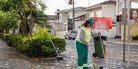 <p>O salário médio dos garis é de R$ 900</p>  Foto: Igor do Vale / Futura Press