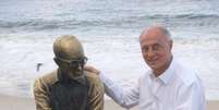 <p>Suplicy postou uma foto no Facebook ao lado do poeta Carlos Drummond de Andrade</p>  Foto: Facebook