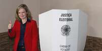 <p>Gleisi Hoffmann vota em Curitiba, em 5 de outubro</p>  Foto: Wilson Pedrosa / Fotos Públicas