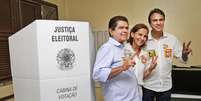 Camilo Santana (D), candidato pelo PT ao governo do Ceará, acompanhou o voto de sua vice, Maria Izolda  Foto: Ascom do candidato / Divulgação