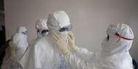 Agentes de saúde usam proteção para Ebola em Monróvia, capital da Libéria, em 30 de setembro de 2014.  Foto: Christopher Black / Reuters