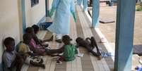 <p>Um agente de saúde vestido com equipamentos de proteção examina crianças vítimas do ebola em um centro de Makeni, em Serra Leoa, em 4 de outubro</p>  Foto: Tanya Bindra / AP