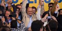 <p>Geraldo Alckmin (ao centro) comemora a vitória nas urnas, no comitê do PSDB em Moema, zona sul de São Paulo</p>  Foto: Paulo Lopes / Futura Press