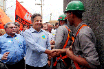 O candidato à Presidência pelo PSDB, Aécio Neves, participou de ato de campanha com operários da construção civil em São Paulo  Foto: Divulgação/PSDB