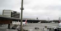 Grande tráfego aéreo como no aeroporto de Guarulhos, em São Paulo, seria um dos fatores de risco para contágio   Foto: BBC News Brasil