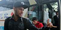 <p>Neymar cumprimenta f&atilde;s ao chegar no hotel</p>  Foto: Heuler Andrey/ Mowa Press