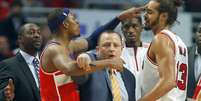 Paul Pierce põe o dedo na cara de Joakim Noah; confusões desde o primeiro quarto  Foto: Jeff Haynes / AP