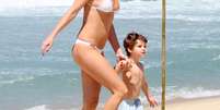 <p>Atriz aproveitou o dia de sol com filho</p>  Foto: JC Pereira / AgNews