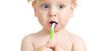 Com um ano, a criança já associa a escova com o ato de limpar a boca. Aos 3 anos, algumas escolas começam a incentivar a prática da escovação sozinha, mas, até os sete anos, um adulto deve fazer a higienização da boca das crianças, duas vezes ao dia  Foto: Andrey_Kuzmin / Shutterstock