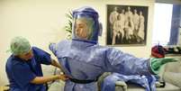 Funcionários de hospital na Alemanha vestem roupa especial para tratamento de pacientes isolados com ebola  Foto: Fabian Bimmer / Reuters