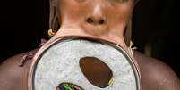 A jovem segue cultura etíope ancestral e possui uma deformação de 60 cm nos lábios para "atrair marido"  Foto: Daily Mail / Reprodução