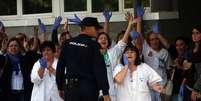 <p>Funcion&aacute;rios da sa&uacute;de protestam contra premi&ecirc; espanhol, Mariano Rajoy, devido ao Ebola nesta sexta-feira</p>  Foto: Susana Vera / Reuters