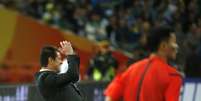 <p>Dunga entrou em conflito com a comissão técnica argentina no segundo tempo do jogo</p>  Foto: Ng Han Guan / AP