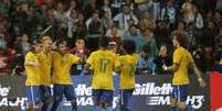 Brasileiros fazem festa contra a Argentina  Foto: Ng Han Guan / AP