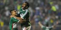 <p>Lateral Jo&atilde;o Pedro recebe o abra&ccedil;o do artilheiro Henrique ao marcar o gol da virada palmeirense no Pacaembu: 2 a 1 contra o Gr&ecirc;mio.</p>  Foto: Daniel Vorley/Agif / Gazeta Press