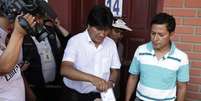 <p>O atual presidente, Evo Morales, tenta chegar a seu terceiro mandato consecutivo e, de acordo com as pesquisas divulgadas, tem quase 60% das intenções de voto. Na foto, ele realiza o seu voto.</p>  Foto: David Mercado / Reuters