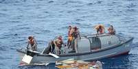 <p>Membros da tripulação da fragata brasileira "Constituição" recuperam em 7 de junho de 2009 destroços do voo 447 da Air France, que caiu no Oceano Atlântico em 1º de junho </p>  Foto: AFP