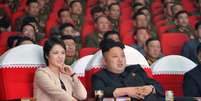 Kim Jong-un, em imagem de arquivo, assiste a uma peça com a mulher; ele está "sumido" há mais de um mês  Foto: KCNA / Reuters