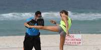 Grazi e Ana Lima fazem treino funcional na praia  Foto: AgNews